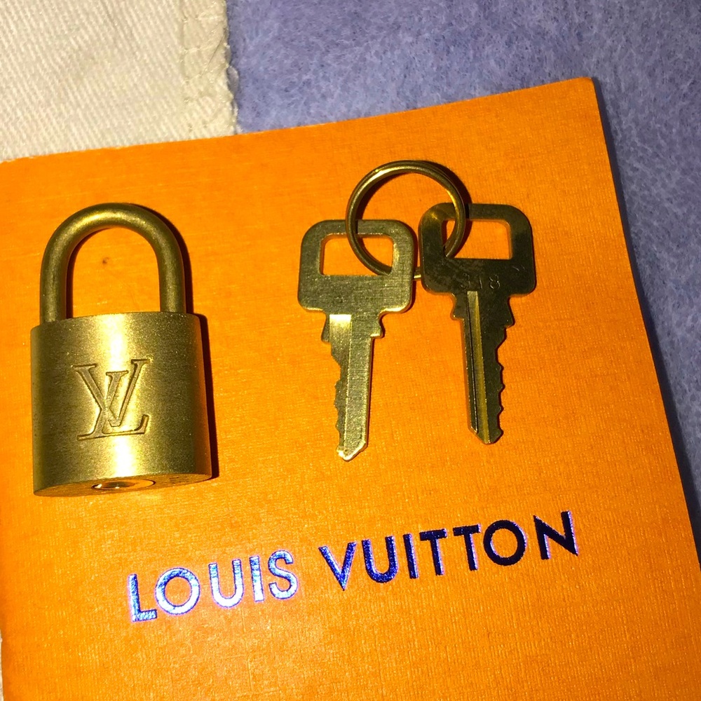 Louis Vuitton Lock & key set #318